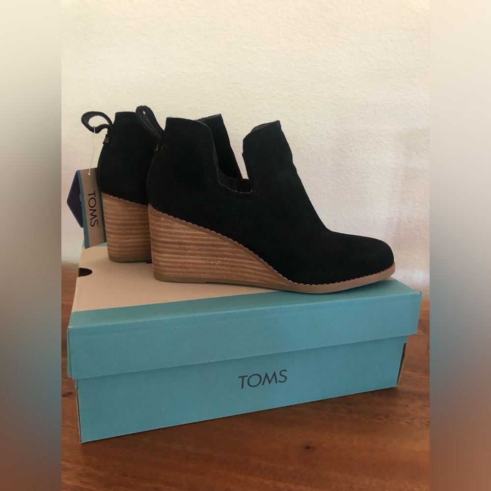TOMS Kallie suede wedge bootie sz 6 wide